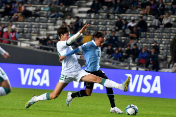 La Plata, Argentina.- En las fotos tomadas el 22 de mayo del 2023, durante el partido entre Uruguay e Irak en un encuentro disputado en el Estadio Único 'Diego Armando Maradona' de La Plata. Uruguay se estrenó en el Mundial Sub 20 de Argentina con una goleada de 4-0 sobre Irak, catapultándolo hacia la cima del Grupo E. Matías Abaldo, Andrés Ferrari, Facundo González y Alan Matturro, marcaron los goles que le dieron los primeros tres puntos a los dirigidos por Marcelo Broli.