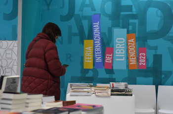 Buenos Aires, Argentina.- En las fotos tomadas el 8 de mayo del 2023, las personas visitan la Feria del Libro de Buenos Aires en La Rural. Después de un fin de semana de gran flujo de personas, continúa la Feria del Libro de Buenos Aires 2023. Quedan solo 7 días del evento cultural más importante del país, y todos están cargados de actividades con presentaciones de las últimas novedades de la industria editorial, charlas y mesas con autores, firmas de libros, talleres para infancias y lecturas de poesía.