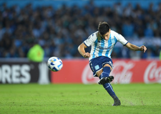 Buenos Aires, Argentina.- En las fotos tomadas el 4 de mayo del 2023, durante el encuentro entre Racing Club y Flamengo de Jorge Sampaoli en el Cilindro de Avellaneda. Racing empató 1-1 con Flamengo y mantiene el liderazgo del Grupo A de la Copa Libertadores de América con 7 puntos. En el final del primer tiempo, Gabriel Barbosa abrió la cuenta para el Mengao y lo igualó a los 74 Nicolás Oroz, de tiro libre.