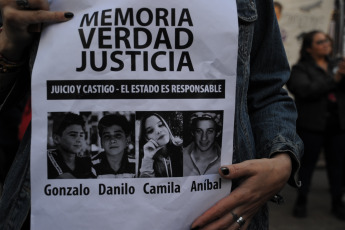 Buenos Aires, Argentina.- En las fotos tomadas el 17 de mayo del 2023, un jurado popular deliberó para decidir si cuatro policías bonaerenses son culpables o no de haber causado la "Masacre de San Miguel del Monte", en la que cuatro chicos murieron tras una persecución policial a los tiros y posterior choque en mayo del 2019, informaron fuentes judiciales. Tras casi ocho horas de deliberación, el jurado encontró culpables a los cuatro policías bonaerenses acusados de provocar la muerte de Danilo Sansone (13), Camila López (13), Gonzalo Domínguez (14) y Aníbal Suárez (22) y serias heridas a Rocío Q. (17), la única sobreviviente de la denominada “Masacre de Monte”.