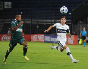 La Plata, Argentina.- En las fotos tomadas el 4 de mayo del 2023, durante el encuentro entre Gimnasia y Esgrima La Plata y Goiás de Brasil en el EstadioJuan Carmelo Zerillo en La Plata, Argentina. Gimnasia perdió 2-0 con el Goiás y luego de su tercera derrota seguida quedó muy comprometido para poder continuar en la Copa Sudamericana. El equipo brasileño marcó por medio de dos tantos de penal de Vinicius y Matheus Peixoto.