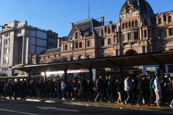 Buenos Aires, Argentina.- In the photos taken on May 15, 2023, people wait in a subway station in the middle of a measure of force that kept the service of line C paralyzed, with a route between Retiro and Constitución. The Buenos Aires subway service was interrupted, on different lines and schedules. The measure collapsed the network of collectives amid cuts and demonstrations.