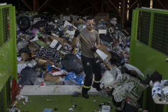 Buenos Aires, Argentina.- En las fotos tomadas el 17 de mayo del 2023, argentinos trabajan en una planta de reciclaje en Buenos Aires, Argentina. La contaminación por plásticos en el mundo podría reducirse en un 80 % si los gobiernos desarrollan una serie de "cambios profundos" legislativos y legales propuestos en un nuevo informe publicado por el Programa de las Naciones Unidas para el Medio Ambiente (Pnuma), con sede en Nairobi.