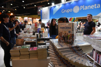 Buenos Aires, Argentina.- En las fotos tomadas el 8 de mayo del 2023, las personas visitan la Feria del Libro de Buenos Aires en La Rural. Después de un fin de semana de gran flujo de personas, continúa la Feria del Libro de Buenos Aires 2023. Quedan solo 7 días del evento cultural más importante del país, y todos están cargados de actividades con presentaciones de las últimas novedades de la industria editorial, charlas y mesas con autores, firmas de libros, talleres para infancias y lecturas de poesía.