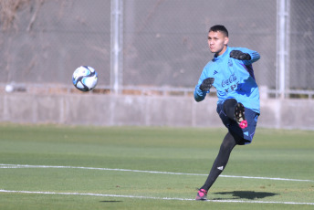 San Juan, Argentina.- En las fotos tomadas el 29 de mayo del 2023, el plantel del seleccionado argentino Sub-20 volvió a entrenarse en una de las canchas auxiliares del estadio del Bicentenario en San Juan. Argentina se enfrentará a Nigeria en el campo de juego el próximo miércoles 31 de mayo en la sede de San Juan, en un duelo por los octavos de final. Nigeria, finalizó tercero en el Grupo D compartido con Brasil e Italia.