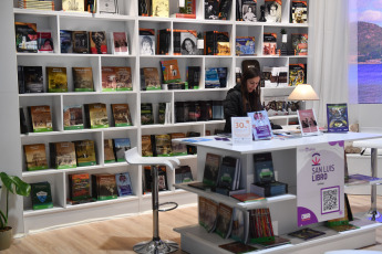 Buenos Aires, Argentina.- En las fotos tomadas el 8 de mayo del 2023, las personas visitan la Feria del Libro de Buenos Aires en La Rural. Después de un fin de semana de gran flujo de personas, continúa la Feria del Libro de Buenos Aires 2023. Quedan solo 7 días del evento cultural más importante del país, y todos están cargados de actividades con presentaciones de las últimas novedades de la industria editorial, charlas y mesas con autores, firmas de libros, talleres para infancias y lecturas de poesía.