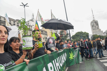 Buenos Aires, Argentina.- En las fotos tomadas el 6 de mayo del 2023, asociaciones de cultivadores y usuarios de marihuana participaron de la versión local de la 14° Marcha Mundial de la Marihuana, con una movilización desde Plaza de Mayo al Congreso para reclamar por la despenalización y que deje de haber personas presas por cultivar.