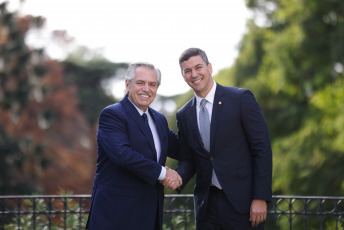 Buenos Aires, Argentina.- En las fotos tomadas el 29 de mayo del 2023, el presidente argentino, Alberto Fernández (izquierda), se reunió con el mandatario electo de Paraguay, Santiago Peña (derecha) en Buenos Aires, Argentina. Fernández, recibió a Peña con quien coincidió en la importancia del desarrollo del Mercado Común del Sur (Mercosur) y el relanzamiento de la Unión Suramericana de Naciones (Unasur). El mandatario argentino expresó el interés de "continuar trabajando en la integración entre ambos países, en virtud de los históricos lazos de hermandad" y confirmó su participación en la ceremonia de transmisión de mando de Paraguay, que se realizará el próximo 15 de agosto en Asunción.