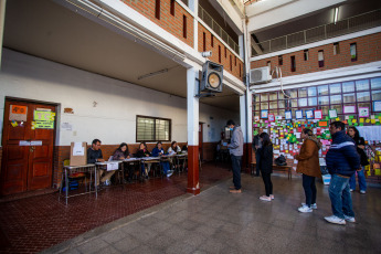 La Rioja, Argentina.- En las fotos tomadas el 7 de mayo del 2023, argentinos asistieron a los centros de votación para elegir gobernador, legisladores e intendentes municipales. La Corte Suprema de Justicia de Argentina suspendió los comicios para gobernador y vicegobernador previstos para este domingo (14) en las provincias de Tucumán y San Juan. Los votantes de ambos distritos suman el 5,3