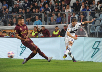 La Plata, Argentina.- In the photos taken on May 15, 2023, during the match between Gimnasia and Lanús in a match of matchday 16 of the Argentine Professional League at the Juan Carmelo Zerillo Stadium. Gimnasia beat Lanús 1-0 at home with a goal from Maximiliano Comba, after 92 minutes. On the next date, Gimnasia will face Godoy Cruz, while Lanús will have Newell's as a rival.