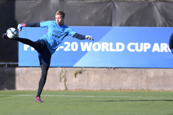 San Juan, Argentina.- En las fotos tomadas el 29 de mayo del 2023, el plantel del seleccionado argentino Sub-20 volvió a entrenarse en una de las canchas auxiliares del estadio del Bicentenario en San Juan. Argentina se enfrentará a Nigeria en el campo de juego el próximo miércoles 31 de mayo en la sede de San Juan, en un duelo por los octavos de final. Nigeria, finalizó tercero en el Grupo D compartido con Brasil e Italia.