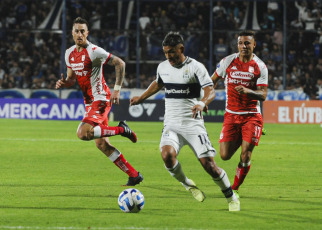 La Plata, Argentina.- In the photos taken on May 23, 2023, during the match between Gimnasia and Independiente Santa Fe, at the Juan Carmelo Zerillo Stadium for the fourth date of Group G of the Copa Sudamericana. Gimnasia defeated Independiente Santa Fe 1-0 in La Plata and is excited to be able to advance in the contest. Franco Torres' goal gave Lobo the victory.