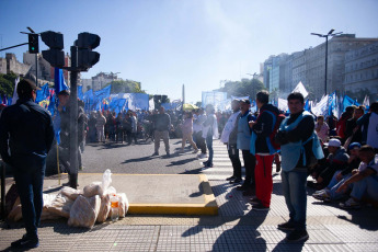 Buenos Aires, Argentina.- En las fotos tomadas el 1 de mayo del 2023, organizaciones sociales de Argentina conmemoraron este lunes el Día del Trabajador con actos y ollas populares contra los condicionamientos de un acuerdo con el Fondo Monetario Internacional (FMI) y reclamar medidas que morigeren los efectos de la inflación. Los actos del 1 de Mayo sirvieron también para expresar el rechazo a las reformas laborales que han prometido impulsar varios de los precandidatos presidenciales de la oposición de derecha.