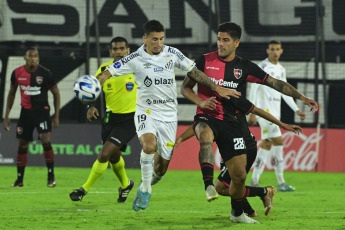 Rosario, Argentina.- In the photos taken on May 2, 2023, during the match between Newell's and Santos at the Coloso Marcelo Bielsa stadium in Rosario, Argentina. Newell's defeated Santos from Brazil 1-0 and consolidated itself at the top of Group E after three dates of the Copa Sudamericana, reaching 9 points with a perfect score and an undefeated fence.