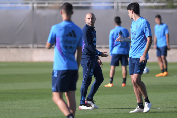 San Juan, Argentina.- En las fotos tomadas el 29 de mayo del 2023, el plantel del seleccionado argentino Sub-20 volvió a entrenarse en una de las canchas auxiliares del estadio del Bicentenario en San Juan. Argentina se enfrentará a Nigeria en el campo de juego el próximo miércoles 31 de mayo en la sede de San Juan, en un duelo por los octavos de final. Nigeria, finalizó tercero en el Grupo D compartido con Brasil e Italia.