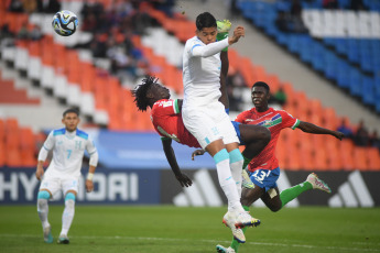 Mendoza, Argentina.- En las fotos tomadas el 22 de mayo del 2023, durante el partido entre Gambia y Honduras en el Mundial Sub-20 de Argentina en el estadio Malvinas Argentinas de Mendoza. La Selección de fútbol Sub-20 de Gambia, con un doblete de Adama Bojang, derrotó este lunes por 2-1 a Honduras, que se vio superada físicamente en la primera jornada del Grupo F del Mundial Sub-20 de Argentina 2023.