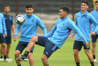 Santiago del Estero, Argentina.- En las fotos tomadas el 22 de mayo del 2023, el seleccionado argentino Sub-20, dirigido por Javier Mascherano, realizó un entrenamiento con la mente puesta en Guatemala, el rival de este martes. Argentina tendrá el objetivo de sellar su pasaporte a octavos de final luego del ajustado triunfo por 2-1 sobre Uzbekistán.