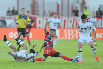 Buenos Aires, Argentina.- In the photos taken on May 15, 2023, during the match between Barracas Central and Central Córdoba de Santiago del Estero at the "Claudio 'Chiqui' Tapia" stadium, in one of the matches of the Professional League of Football (LPF). Barracas drew against Central Córdoba. (88') equalized for the "handsome".