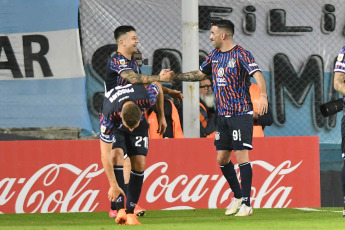 Buenos Aires, Argentina.- In the photos taken on May 8, 2023, during the match between Racing and Talleres de Córdoba in a match for the fifteenth round of the Professional Football League (LPF) tournament at the Presidente Perón Stadium. Racing was defeated at home by 4-2 against Talleres, which was in fourth place in the contest.