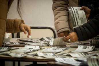 La Rioja, Argentina.- En las fotos tomadas el 7 de mayo del 2023, argentinos asistieron a los centros de votación para elegir gobernador, legisladores e intendentes municipales. La Corte Suprema de Justicia de Argentina suspendió los comicios para gobernador y vicegobernador previstos para este domingo (14) en las provincias de Tucumán y San Juan. Los votantes de ambos distritos suman el 5,3