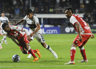 La Plata, Argentina.- In the photos taken on May 23, 2023, during the match between Gimnasia and Independiente Santa Fe, at the Juan Carmelo Zerillo Stadium for the fourth date of Group G of the Copa Sudamericana. Gimnasia defeated Independiente Santa Fe 1-0 in La Plata and is excited to be able to advance in the contest. Franco Torres' goal gave Lobo the victory.