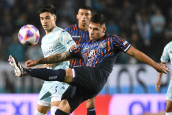 Buenos Aires, Argentina.- In the photos taken on May 8, 2023, during the match between Racing and Talleres de Córdoba in a match for the fifteenth round of the Professional Football League (LPF) tournament at the Presidente Perón Stadium. Racing was defeated at home by 4-2 against Talleres, which was in fourth place in the contest.