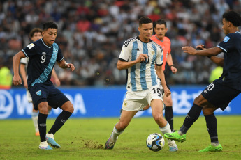 Santiago del Estero, Argentina.- En las fotos tomadas el 23 de mayo del 2023, durante el partido entre Argentina y Guatemala en el estadio Madre de Ciudades de Santiago del Estero por la fecha 2 del Grupo A del Mundial Sub 20. Argentina derrotó 3-0 a Guatemala, consiguiendo su segundo triunfo en la competición, luego de vencer en la primera jornada a Uzbekistán por 2-1. Los goles de la ‘Albiceleste’ fueron anotados por Alejo Veliz (17′), Luka Romero (65′) y Maximo Perrone (90+8′).