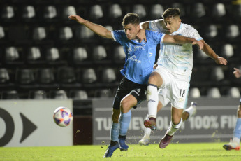 Santa Fe, Argentina.- En las fotos tomadas el 16 de mayo del 2023, Atlético Tucumán y Estudiantes de Río Cuarto, de la Primera Nacional, se enfrentaron en Santa Fe en un partido válido por los 32avos de final de la Copa Argentina. Estudiantes de Río Cuarto, venció 3-1 a Atlético Tucumán y pasó a los 16avos de la Copa Argentina. Ahora, se medirá en la siguiente instancia con el ganador de Banfield y Argentino de Merlo.