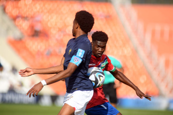 Mendoza, Argentina.- En las fotos tomadas el 25 de mayo del 2023, durante el partido entre Francia y Gambia en un encuentro correspondiente a la jornada 2 del Mundial Sub-20 en el Estadio Malvinas Argentinas. Gambia venció 2-1 a Francia y quedó como único líder del Grupo F con seis puntos. Además, con este puntaje, Gambia consiguió pasar a octavos de final del Mundial Sub-20.