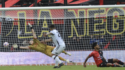 Santa Fe, Argentina.- En las fotos tomadas el 29 de mayo del 2023, durante el partido entre Colón y Central Córdoba por una nueva fecha de la Liga Profesional Argentina. Colón igualó contra C. Córdoba 2-2 como local. Ahora, Colón enfrentará a San Lorenzo que viene de perder contra Barracas.