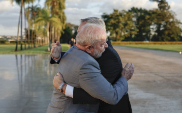 Brasilia, Brasil.- En las fotos tomadas el 2 de mayo del 2023, el presidente de Brasil, Luiz Inácio Lula da Silva (izquierda) recibió al mandatario de Argentina, Alberto Fernández (derecha) en el Palacio de la Alvorada, Brasilia, como parte de la agenda bilateral que ambos países sostienen. Argentina y Brasil se encaminan a negociar un acuerdo bilateral para aliviar la utilización de dólares de las reservas del Banco Central en el comercio bilateral, en un contexto de intercambio favorable al país vecino.