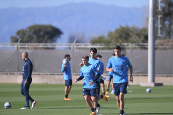 San Juan, Argentina.- En las fotos tomadas el 29 de mayo del 2023, el plantel del seleccionado argentino Sub-20 volvió a entrenarse en una de las canchas auxiliares del estadio del Bicentenario en San Juan. Argentina se enfrentará a Nigeria en el campo de juego el próximo miércoles 31 de mayo en la sede de San Juan, en un duelo por los octavos de final. Nigeria, finalizó tercero en el Grupo D compartido con Brasil e Italia.