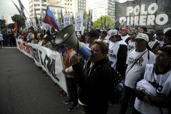 Buenos Aires, Argentina.- En las fotos tomadas el 9 de mayo del 2023, organizaciones agrupadas en Unidad Piquetera (UP) marcharon al Ministerio de Desarrollo Social en Buenos Aires, para protestar contra el "ajuste a comedores y para ser recibidos por autoridades" y no descartan pernoctar frente a esa cartera.