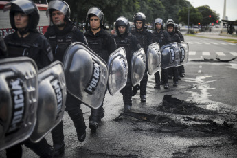 Buenos Aires, Argentina.- En las fotos tomadas el 9 de mayo del 2023, organizaciones agrupadas en Unidad Piquetera (UP) marcharon al Ministerio de Desarrollo Social en Buenos Aires, para protestar contra el "ajuste a comedores y para ser recibidos por autoridades" y no descartan pernoctar frente a esa cartera.