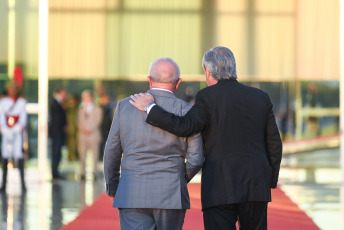 Brasilia, Brasil.- En las fotos tomadas el 2 de mayo del 2023, el presidente de Brasil, Luiz Inácio Lula da Silva (izquierda) recibió al mandatario de Argentina, Alberto Fernández (derecha) en el Palacio de la Alvorada, Brasilia, como parte de la agenda bilateral que ambos países sostienen. Argentina y Brasil se encaminan a negociar un acuerdo bilateral para aliviar la utilización de dólares de las reservas del Banco Central en el comercio bilateral, en un contexto de intercambio favorable al país vecino.