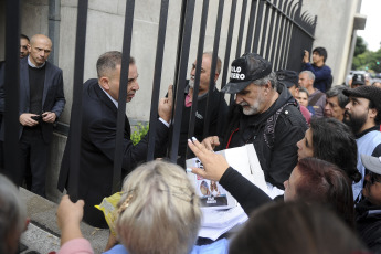 Buenos Aires, Argentina.- En las fotos tomadas el 9 de mayo del 2023, organizaciones agrupadas en Unidad Piquetera (UP) marcharon al Ministerio de Desarrollo Social en Buenos Aires, para protestar contra el "ajuste a comedores y para ser recibidos por autoridades" y no descartan pernoctar frente a esa cartera.