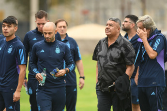 Santiago del Estero, Argentina.- En las fotos tomadas el 22 de mayo del 2023, el seleccionado argentino Sub-20, dirigido por Javier Mascherano, realizó un entrenamiento con la mente puesta en Guatemala, el rival de este martes. Argentina tendrá el objetivo de sellar su pasaporte a octavos de final luego del ajustado triunfo por 2-1 sobre Uzbekistán.