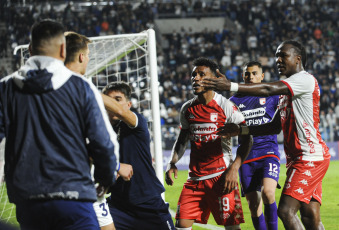 La Plata, Argentina.- In the photos taken on May 23, 2023, during the match between Gimnasia and Independiente Santa Fe, at the Juan Carmelo Zerillo Stadium for the fourth date of Group G of the Copa Sudamericana. Gimnasia defeated Independiente Santa Fe 1-0 in La Plata and is excited to be able to advance in the contest. Franco Torres' goal gave Lobo the victory.