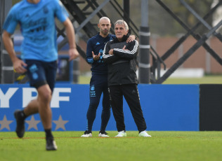 Buenos Aires, Argentina.- In the photos taken on May 9, 2023, Without Soulé, the Argentine U-20 national team continues preparing for the World Cup. With the aim of achieving the sixth title that confirms it as the top winner of the contest, the Argentine National Team began preparing for its debut in the Sub 20 World Cup in which it will host and will begin on May 20 with the duel against Uzbekistan.