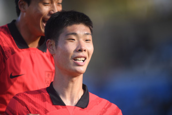 Mendoza, Argentina.- En las fotos tomadas el 22 de mayo del 2023, durante el partido entre Corea del Sur y Francia por la primera fecha del grupo F del Mundial Sub-20 de Argentina en el estadio Mendoza (oeste). Corea del Sur sorprendió a su similar de Francia, a la que derrotó por 2-1. Los goles fueron marcados por Lee Seung-Won (22) y Lee Young-Jun (64), mientras que el conjunto galo encontró el descuento en un penal anotado por Alan Virginius (70).