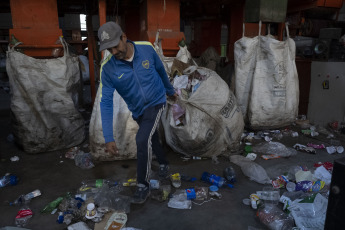 Buenos Aires, Argentina.- En las fotos tomadas el 17 de mayo del 2023, argentinos trabajan en una planta de reciclaje en Buenos Aires, Argentina. La contaminación por plásticos en el mundo podría reducirse en un 80 % si los gobiernos desarrollan una serie de "cambios profundos" legislativos y legales propuestos en un nuevo informe publicado por el Programa de las Naciones Unidas para el Medio Ambiente (Pnuma), con sede en Nairobi.