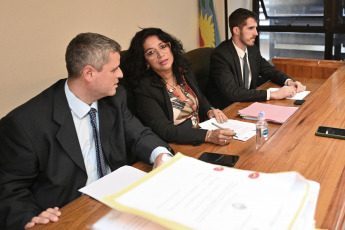 Buenos Aires, Argentina.- En las fotos tomadas el 17 de mayo del 2023, en los tribunales de Lomas de Zamora, se desarrolló una de las últimas jornadas del juicio en contra del futbolista de Boca Juniors, Sebastián Villa, por supuestamente haber golpeado y amenazado a su ex novia Daniela Cortés en 2020. En la jornada, se escuchó el alegato del fiscal Sergio Anauati quien solicitó que el Juzgado N°3 lo condene a la pena de dos años y tres meses de prisión de ejecución condicional por el delito de lesiones leves y amenazas, además de prohibirle que se acerque a la víctima.