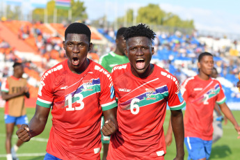 Mendoza, Argentina.- En las fotos tomadas el 25 de mayo del 2023, durante el partido entre Francia y Gambia en un encuentro correspondiente a la jornada 2 del Mundial Sub-20 en el Estadio Malvinas Argentinas. Gambia venció 2-1 a Francia y quedó como único líder del Grupo F con seis puntos. Además, con este puntaje, Gambia consiguió pasar a octavos de final del Mundial Sub-20.