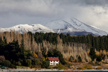 Bariloche, Argentina.- In the photos taken on May 2, 2023, it shows the city of Bariloche that began to turn white after the arrival of the first snowfall of the year. With temperatures that remained below zero degrees and strong winds, the Andean area faced cold weather that even caused the National Meteorological Service to issue alerts.