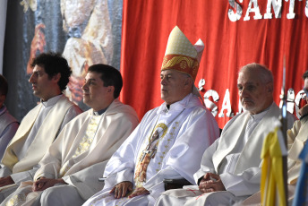 Paraná, Argentina.- In the photos taken on May 1, 2023, presided over by Monsignor Puiggari, the Catholic Church celebrated the Feast of San José Obrero, patron saint of workers. With two national holidays, one of them extended for tourist purposes, May proposes various traditionalist activities to commemorate a new anniversary of the 1810 Revolution and various patronal celebrations such as the National Gaucho Festival, in Salta, or the Lord of Miracles festival in Santiago de Mailín, among other exhibitions, marathons and fishing contests.