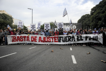 Buenos Aires, Argentina.- En las fotos tomadas el 9 de mayo del 2023, organizaciones agrupadas en Unidad Piquetera (UP) marcharon al Ministerio de Desarrollo Social en Buenos Aires, para protestar contra el "ajuste a comedores y para ser recibidos por autoridades" y no descartan pernoctar frente a esa cartera.