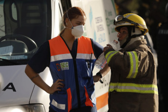 Mendoza, Argentina.- En las fotos tomadas el 23 de mayo del 2023, muestra el incendio de grandes proporciones que consumió una fábrica de la industria plástica en el sur de Mendoza, Argentina. El incendio, se habría originado por la explosión de una de las máquinas, "sin víctimas fatales pero con pérdidas casi totales", aseguraron los brigadistas.