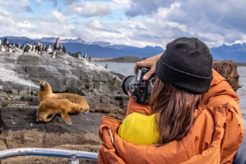 Ushuaia, Argentina.- En las fotos tomadas el 28 de mayo del 2023, turistas visitaron la ciudad argentina de Ushuaia. De acuerdo a los primeros relevamientos del Observatorio Argentino de Turismo (OAT), más de 1,3 millones de personas se movilizaron por los principales destinos turísticos argentinos, lo que constituyó una cifra récord para este fin de semana de mayo. El impulso de la cuarta edición del programa PreViaje, el impacto del Mundial Sub-20 y la llegada de visitantes del extranjero (especialmente desde Chile, Uruguay y Brasil) son los principales factores del éxito.