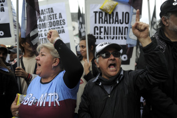 Buenos Aires, Argentina.- En las fotos tomadas el 9 de mayo del 2023, organizaciones agrupadas en Unidad Piquetera (UP) marcharon al Ministerio de Desarrollo Social en Buenos Aires, para protestar contra el "ajuste a comedores y para ser recibidos por autoridades" y no descartan pernoctar frente a esa cartera.