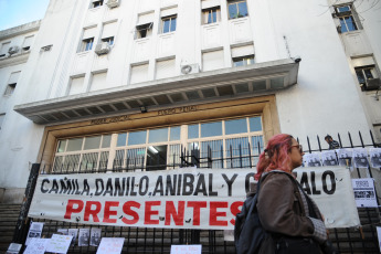 Buenos Aires, Argentina.- En las fotos tomadas el 17 de mayo del 2023, un jurado popular deliberó para decidir si cuatro policías bonaerenses son culpables o no de haber causado la "Masacre de San Miguel del Monte", en la que cuatro chicos murieron tras una persecución policial a los tiros y posterior choque en mayo del 2019, informaron fuentes judiciales. Tras casi ocho horas de deliberación, el jurado encontró culpables a los cuatro policías bonaerenses acusados de provocar la muerte de Danilo Sansone (13), Camila López (13), Gonzalo Domínguez (14) y Aníbal Suárez (22) y serias heridas a Rocío Q. (17), la única sobreviviente de la denominada “Masacre de Monte”.